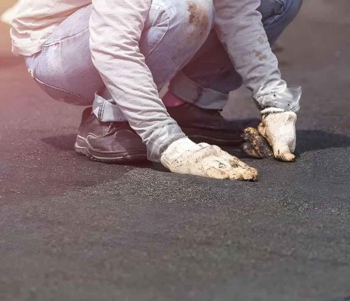 Un professionnel pour démousser votre toiture à Limoges