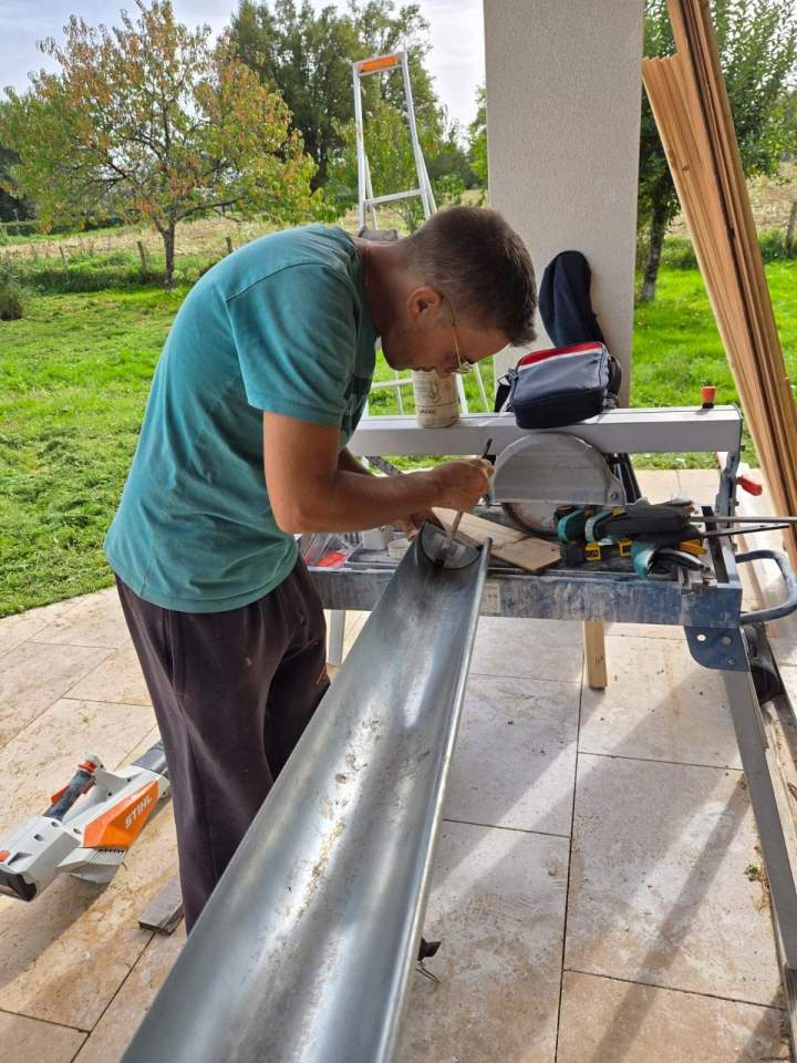 Un professionnel pour démousser votre toiture à Limoges