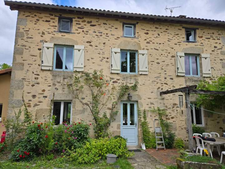 Un professionnel pour démousser votre toiture à Limoges